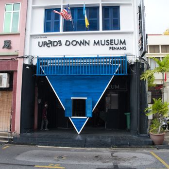 Logo rumah kedai biru terbalik Muzium Terbalik