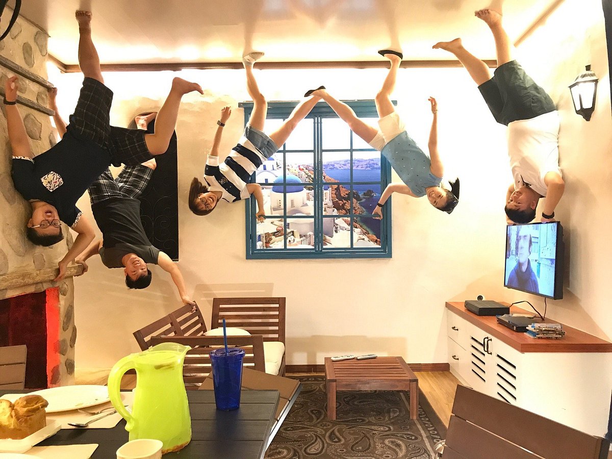 Keluarga pelawat bergambar di ruang songsang Muzium Terbalik Pulau Pinang