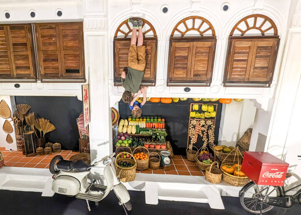 Pelawat bergambar di dapur gaya Nyonya songsang dalam muzium